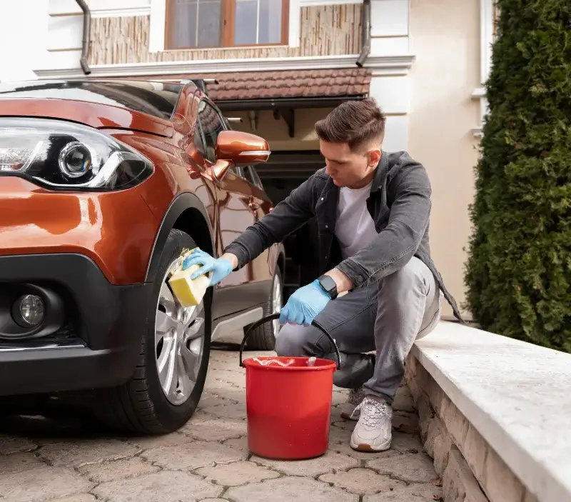 Lavage auto à domicile La Tieule : professionnel intervenant sur un véhicule